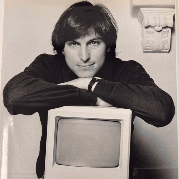 Steve Jobs by Walter Isaacson - Picture 2 of 3